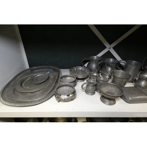 5045 - A quantity of various vintage pewter tankards and other decorative pewter ware (two shelves)... 