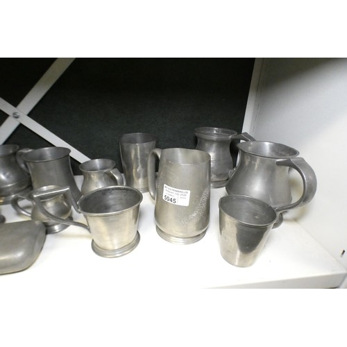 5045 - A quantity of various vintage pewter tankards and other decorative pewter ware (two shelves)... 