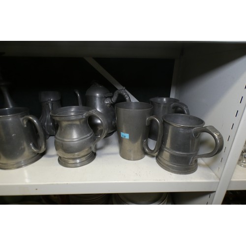 5045 - A quantity of various vintage pewter tankards and other decorative pewter ware (two shelves)... 