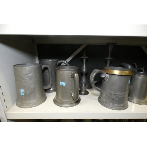 5045 - A quantity of various vintage pewter tankards and other decorative pewter ware (two shelves)... 