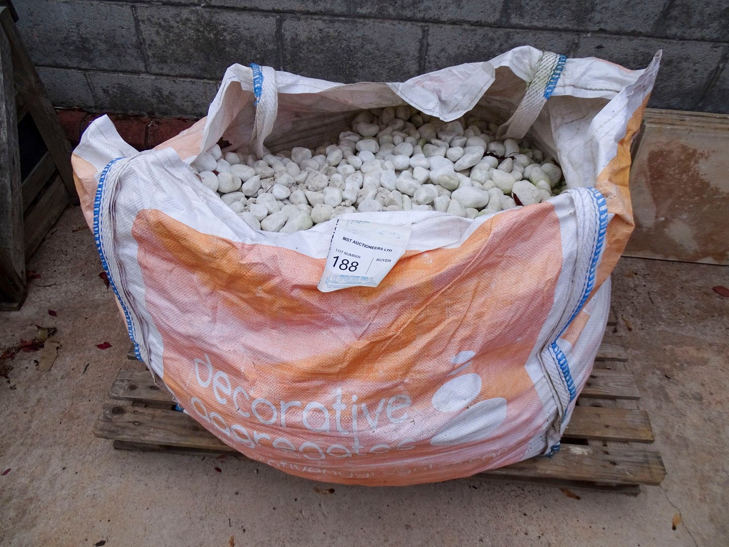 Vat. A quantity of white decorative stone - Contents of 1 dumpy bag