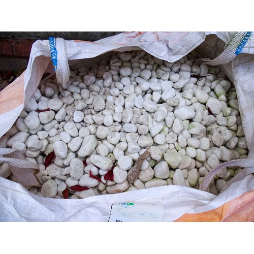 Vat. A quantity of white decorative stone - Contents of 1 dumpy bag