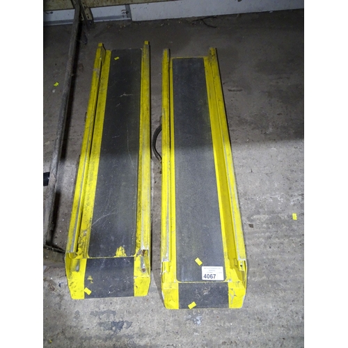2x extending metal yellow ramps