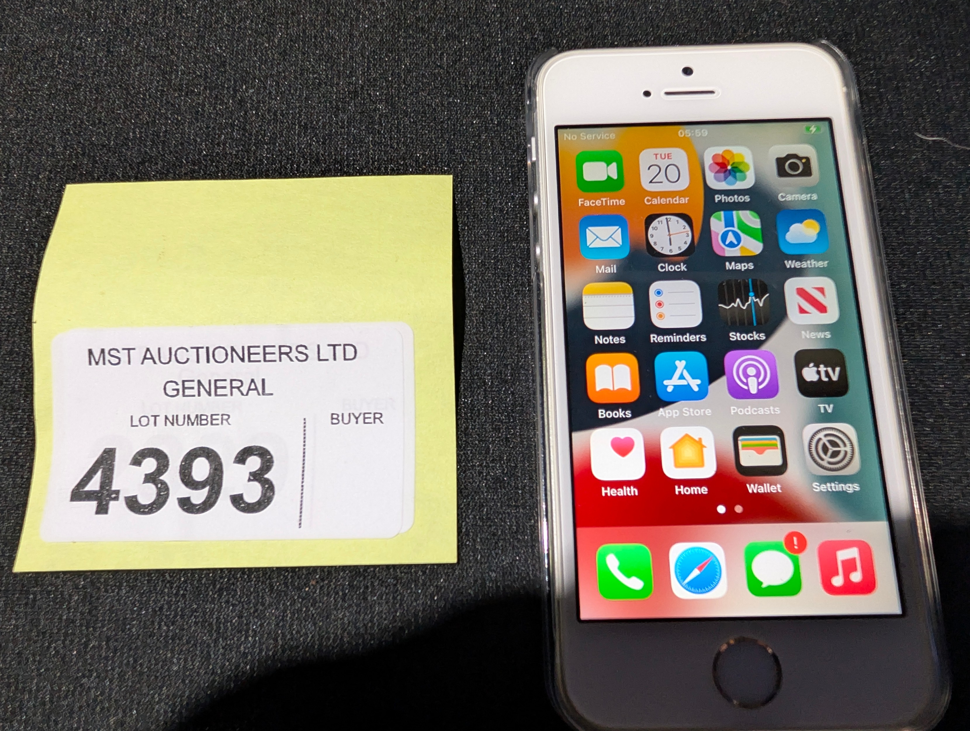 An iPhone by apple type SE - 16GB IOS 15.8.8 Trade