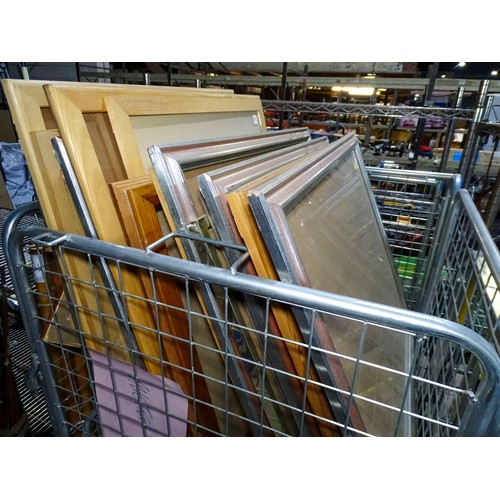 Vat. A large quantity of pictures / Prints, empty frames, picture ...