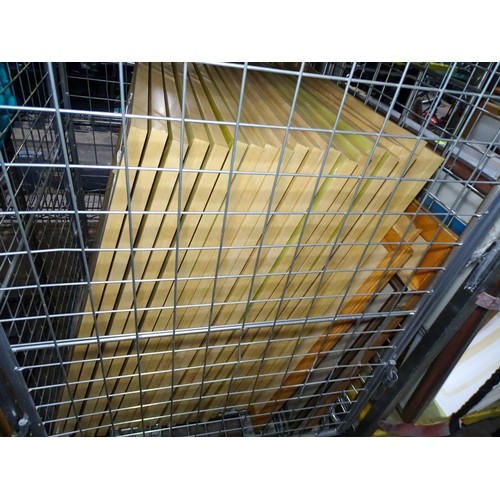 Vat. A large quantity of pictures / Prints, empty frames, picture ...