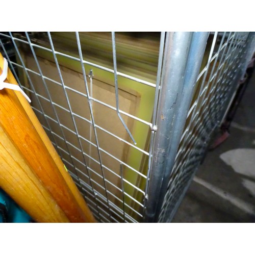 Vat. A large quantity of pictures / Prints, empty frames, picture ...