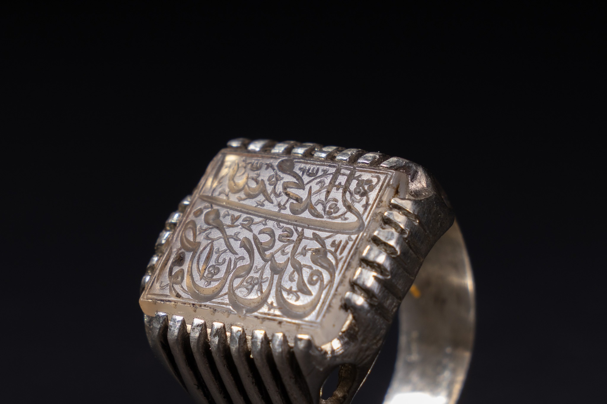 AN ISLAMIC SILVER AGATE SIGNET RING WITH CALLIGRAPHIC INTAGLIO. - An ...