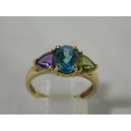 137 - 9ct Blue topaz, peridot and amethyst 3 stone ring [size M] 2.27g