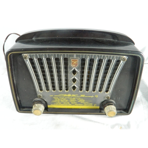 21 - Vintage Philips radio