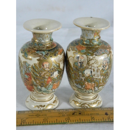 35 - 2 small oriental vases