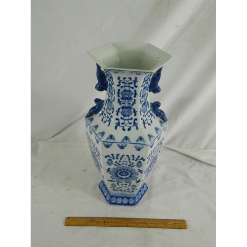 46 - Chinese blue and white vase