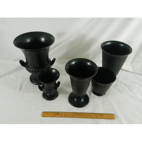 78 - 5 quality Wedgwood black basalt vases in good condition