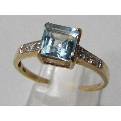 122 - 9ct yellow gold pale topaz with diamond shoulders. Size P/Q. Weight: 1.84g