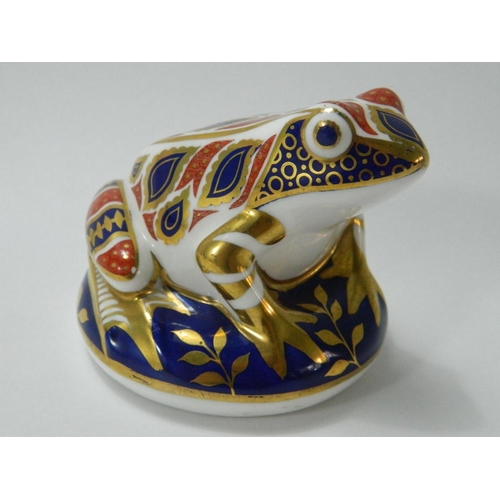 14 - Royal Crown Derby china paperweight in form of a frog