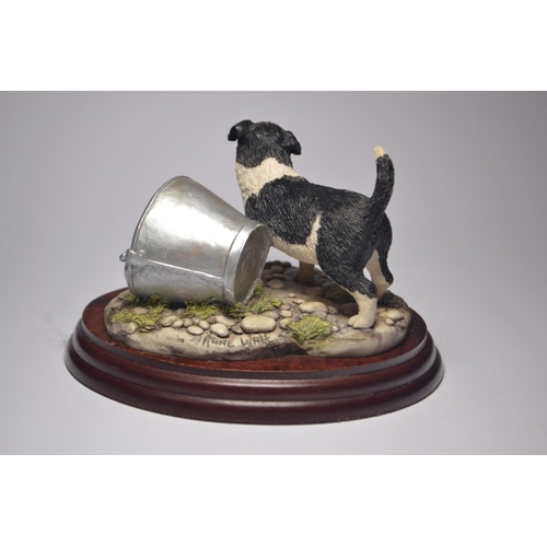 1064 - Border Fine Arts 'Hide and Seek' RR08 1995 model approx 10cm tall signed Anne Wall
Condition: In goo... 