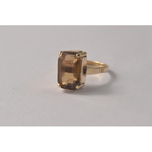 107D - Yellow metal ring set with a emerald cut possible Citrine [size R] 5.2grm gross