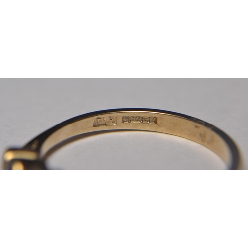 148H - 375 stamped 5 graduated amythest set ring (size O)