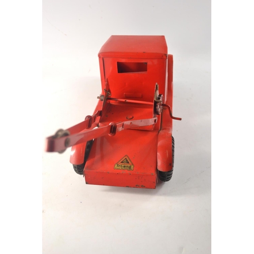 249A - TRIANG red tow truck circa 1960's. Body length 43cm body height: 18cm