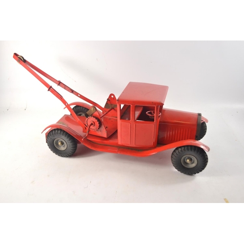 249A - TRIANG red tow truck circa 1960's. Body length 43cm body height: 18cm