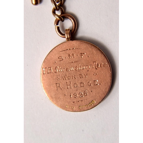 17 - 9ct gold fob chain L: 30cm approx, with T bar and 9ct pigeon (Shrewsbry 1926 pigeon club) medallion,... 