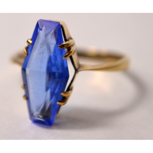 5 - 9ct blue claw-set stone dress ring 2g gross weight