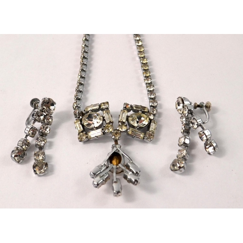 124 - A charming good quality paste necklace with matching screw double drop earrings