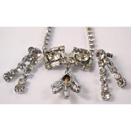 124 - A charming good quality paste necklace with matching screw double drop earrings