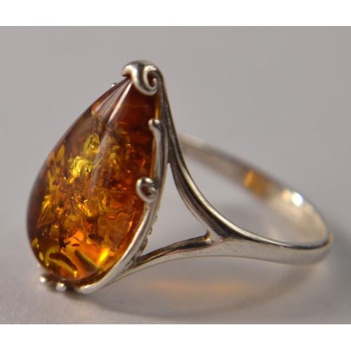 7 - A selection of modern amber style silver 925 Hallmarked jewellery, a ring size N/O, a pair of earrin... 