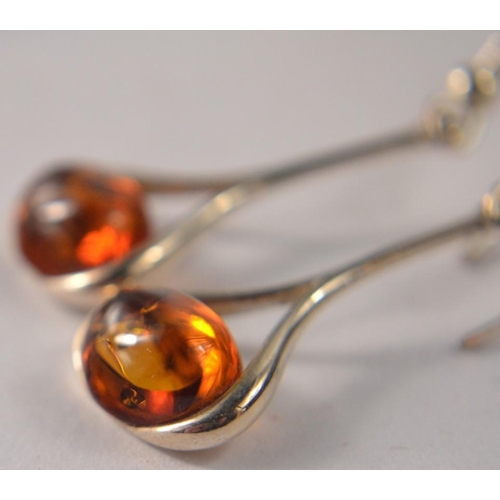 7 - A selection of modern amber style silver 925 Hallmarked jewellery, a ring size N/O, a pair of earrin... 