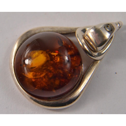 7 - A selection of modern amber style silver 925 Hallmarked jewellery, a ring size N/O, a pair of earrin... 