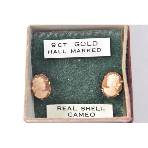 41 - 9ct gold stud earings with a real shell cameo design. Really pretty, one of the stud backs is missin... 