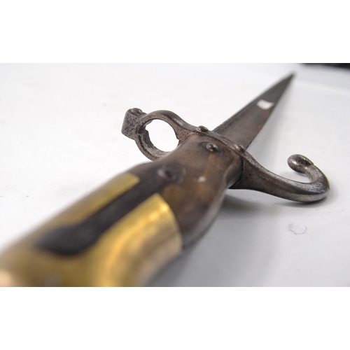 117 - American ENFIELD wooden handled bayonette L 64cm and blade only length 51cm, in fair condition