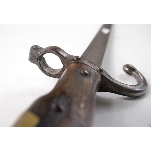 117 - American ENFIELD wooden handled bayonette L 64cm and blade only length 51cm, in fair condition