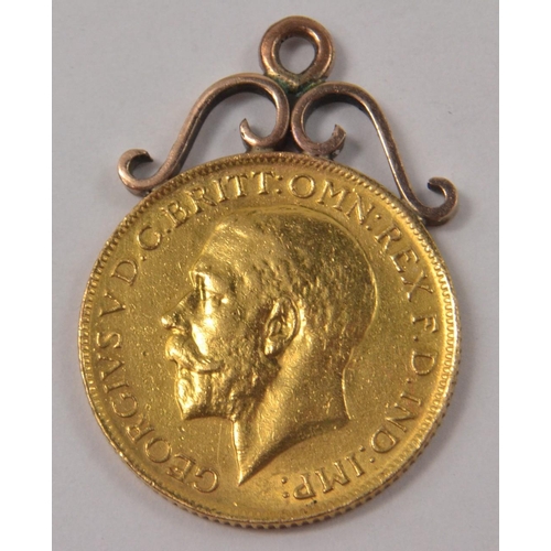 54 - 1918 George V gold sovereign. Has scroll attachment to top.