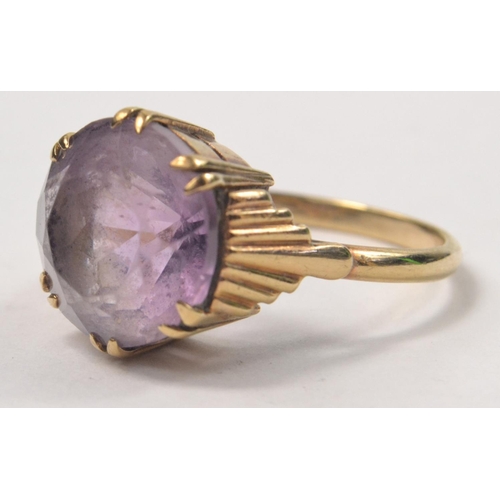 55 - 9ct circular pale purple stone ring. Size P