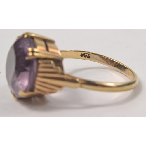 55 - 9ct circular pale purple stone ring. Size P