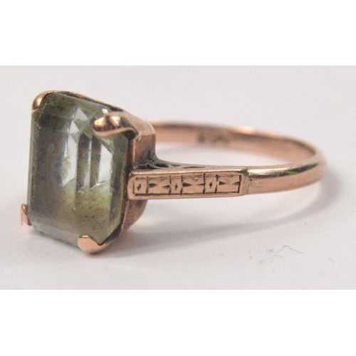 64 - 9ct Rectangular pale green stone set ring. Shoulders with o and x design. Size N