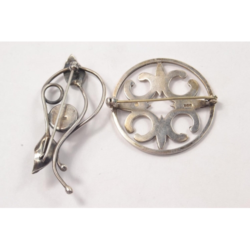 74 - 2 Silver Brooches. 1 Circular open work design [ D: 3.50cm] 2, Circular Amber stone set in a Leaf de... 