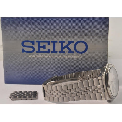 100 - SEIKO 5 automatic gents watch still in its original case