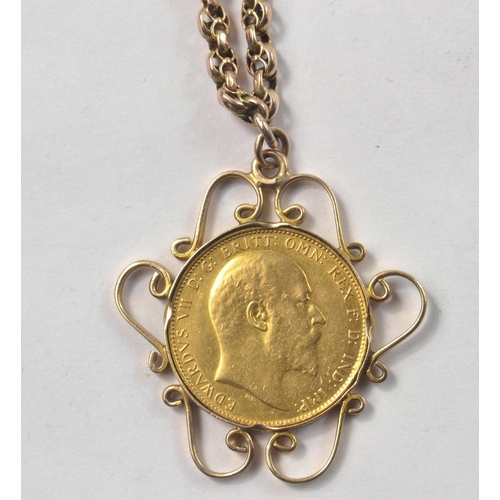 135 - Full Edward V11 1907 gold Sovereign, mounted, with a quality guard 9ct stamped gold chain, chain mea... 