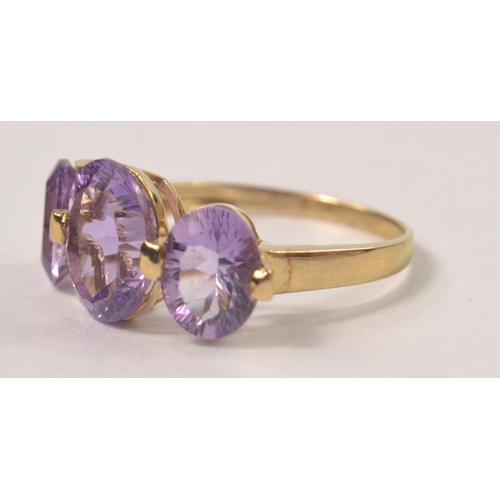 27 - 9ct Yellow gold pale Amethyst 3 stone ring. size P [2.75grm]