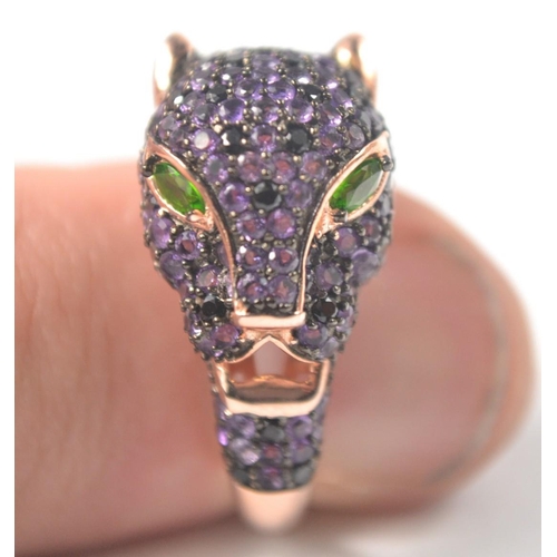 40 - Gilded 925 stamped silver ring in leopards head design, set with oval green stone eyes and amethyst ... 