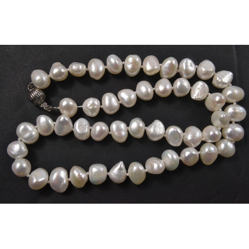 59 - String of white baroque pearls with 925 silver clasp L:42cm