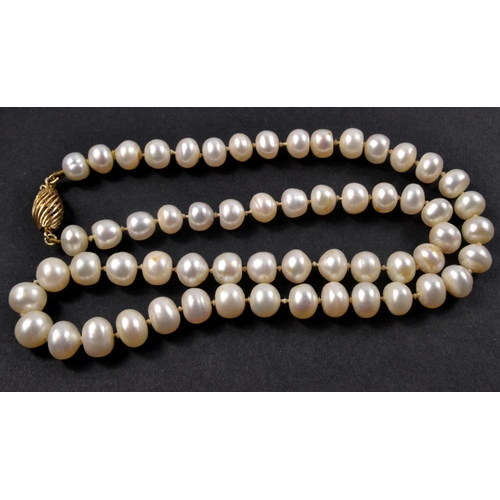 88 - String of white baroque pearls with 585 barrel clasp [L: 42cm]