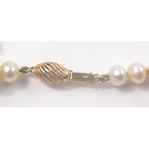 88 - String of white baroque pearls with 585 barrel clasp [L: 42cm]