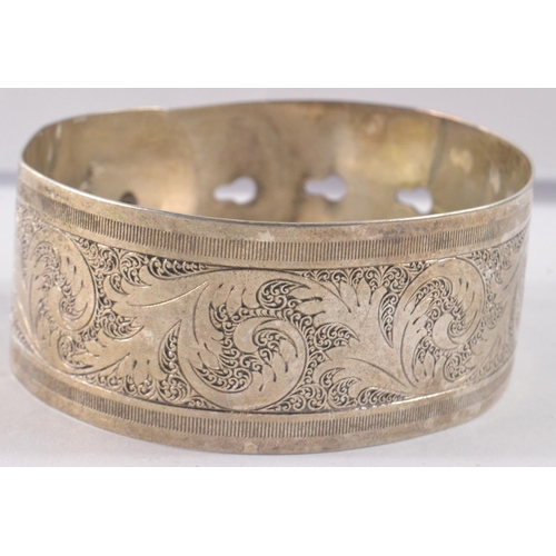 19 - Silver scrolled pattern bangle 29.1g Hallmarked 29.1g