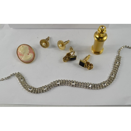 44 - A selection of costume quality jewellery to include a nice paste necklace, two pairs of yellow metal... 