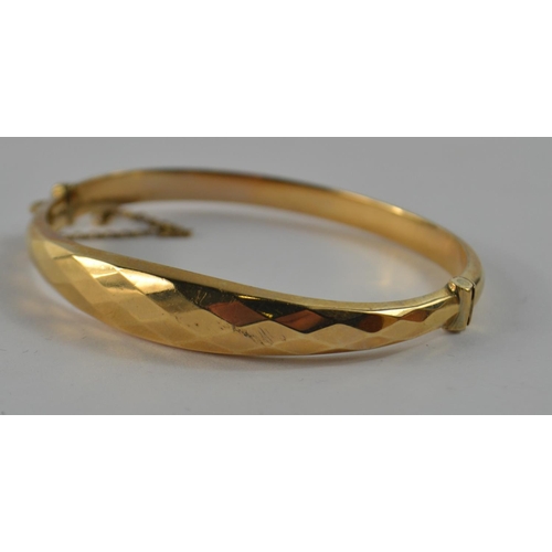 5 - 375 stamped and Hallmarked yellow gold snap-shut bracelet 10.2g