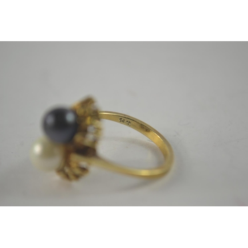 74 - Ladies dress ring, Twin coloured pearls set on 14ct gold ring, ring size M weight gross 4.35g